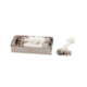 Eine Schachtel mit weißen Schnüren und silbernen Clips, einige Schnüre sind herausgezogen und liegen daneben.