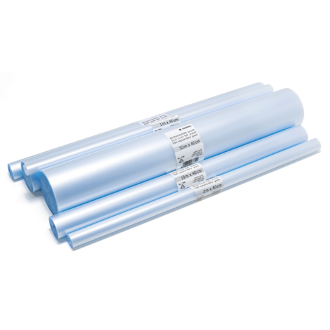 Mehrere Rollen blauer Folie in unterschiedlichen Größen, verpackt und beschriftet. Ideal für Bastel- oder Verpackungsprojekte.