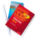 Zwei Lehrbücher liegen übereinander, eines mit dem Titel "Diercke Drei" und das andere "Mathematik". Ein Blatt Papier ist daneben.