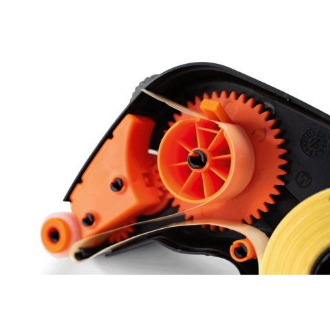 Ein Klebebandabroller mit orangefarbenen und schwarzen Komponenten, der eine Rolle Klebeband zeigt, bereit zur Verwendung.