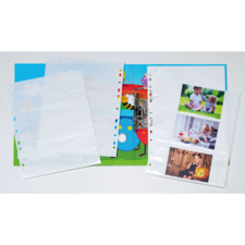 Ein farbenfrohes Album mit transparenten Hüllen und Bildern von Kindern bei verschiedenen Aktivitäten, darunter Essen und Spielen.