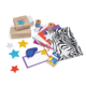 Bastelmaterialien wie Geschenkpapier, bunte Papiere, Scheren, Kleber und Sterne in verschiedenen Farben auf einem Tisch angeordnet.