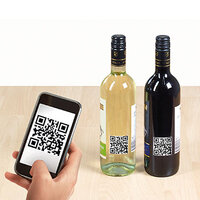 Immagine di applicazione delle etichette con codice QR sulle bottiglie di vino