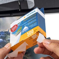 Hand die Fotoecken aus der Fotoecken Verpackung zieht