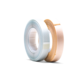 Zwei Rollen Klebeband, eine in Weiß und eine in Beige, nebeneinander auf schwarzem Hintergrund.