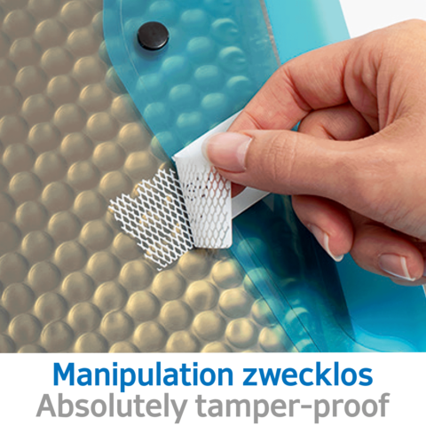 Eine Hand hält ein Sicherheitsetikett, das auf einer transparenten, gepolsterten Oberfläche angebracht ist. Text beschreibt die Manipulationssicherheit.