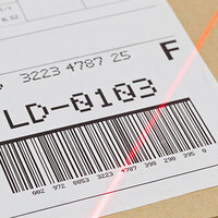 Barcode auf Versandetikett mit roter Scannerlinie