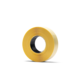 Eine Rolle gelbes Klebeband auf schwarzem Hintergrund.
