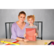 Eine Frau und ein kleines Mädchen sitzen an einem Tisch und halten ein rotes Heft mit der Aufschrift "English". Bunte Bastelmaterialien liegen auf dem Tisch.
