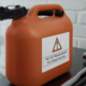 Ein orangefarbener Kanister mit einem Warnschild, das besagt: "Nur für Dieselkraftstoff" und "For Diesel fuel only".
