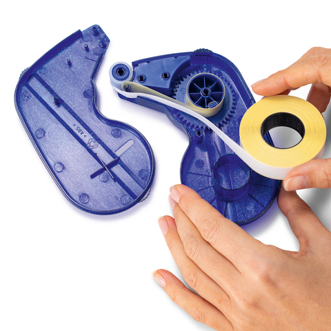 Un dispositivo portatile per applicare nastro adesivo, con un rotolo di nastro adesivo giallo e una mano che tiene il dispositivo.