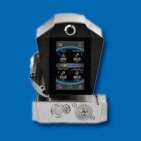 Un dispositivo digitale con un touchscreen che visualizza diversi parametri, tra cui temperatura e pressione.