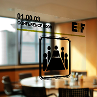Etichetta adesiva trasparente sulla porta della sala conferenze