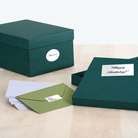 Etichette dorate e argentate incollate su confezioni regalo e buste.