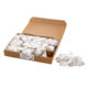 Eine offene Kartonbox mit zahlreichen weißen Etiketten und einigen lose liegenden Etiketten daneben.