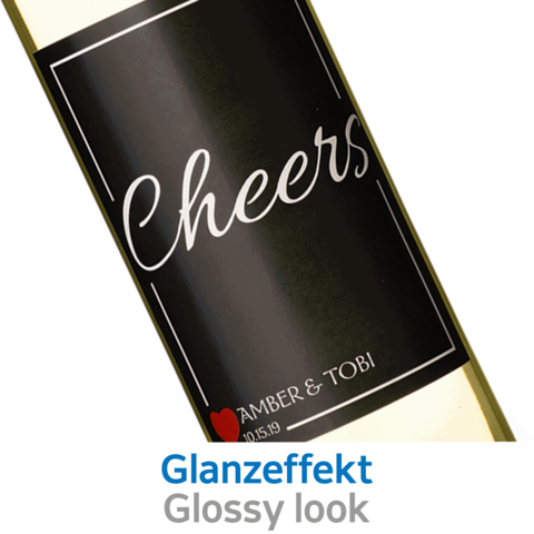 Weinflasche mit schwarzem Etikett, auf dem "Cheers" sowie die Namen "Amber & Tobi" und das Datum "10.15.19" stehen.