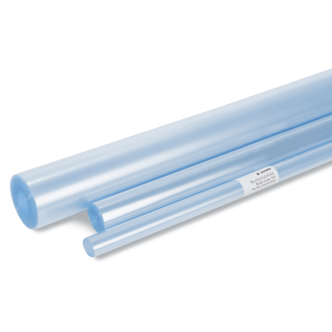 Transparente, blaue Folienrollen in verschiedenen Größen, geeignet für Verpackung oder Schutz von Gegenständen.