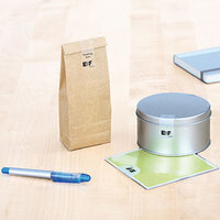 Immagine di applicazione delle etichette di chiusura su diversi imballaggi