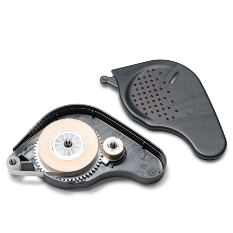 Korrekturroller mit abgedecktem Mechanismus und einer Rolle mit Korrekturband, bereit zur Verwendung.