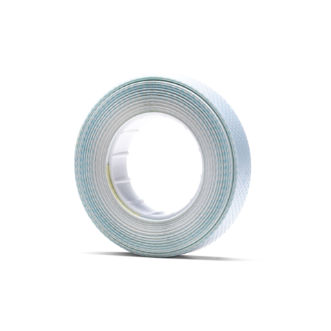 Ein Rollenband in transparentem Design, mit einer blauen Linie auf der Oberfläche, auf einem schwarzen Hintergrund.