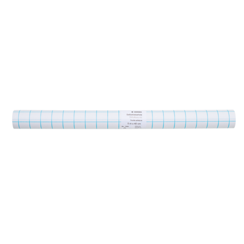 Rolle mit kariertem Papier, verpackt, mit einer Etikette, die die Maße und den Typ des Papiers angibt.