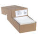 Eine geöffnete Kartonbox mit mehreren Blättern Papier, die ordentlich gestapelt sind. Auf der Box befindet sich ein Etikett mit Informationen.