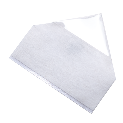 Ein gefaltetes, transparentes Backpapier, das auf einer weißen Oberfläche liegt.
