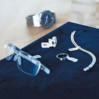 Traduzione: "Immagine di applicazione delle etichette ad anello per la marcatura dei prodotti