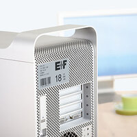 Etichetta inventariale argentata su computer