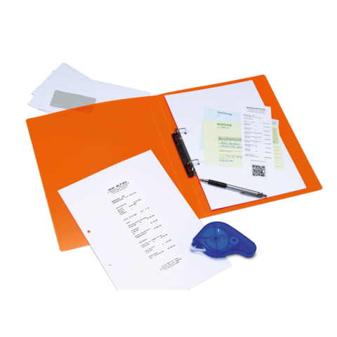 Ein orangefarbener Ordner mit mehreren Dokumenten, einem Stift und einem blauen Klebebandabroller. Einige Blätter liegen daneben.