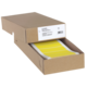 Eine braune Kartonbox mit gelben Etiketten, die teilweise herausgezogen sind. Auf der Box befindet sich ein Etikett mit Produktinformationen.