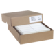 Braune Kartonbox mit einem offenen Deckel, die mehrere Stapel weißer Blätter enthält. Ein Etikett auf der Box ist sichtbar.