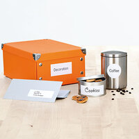 Translation: "Immagine di applicazione delle etichette universali su vari oggetti