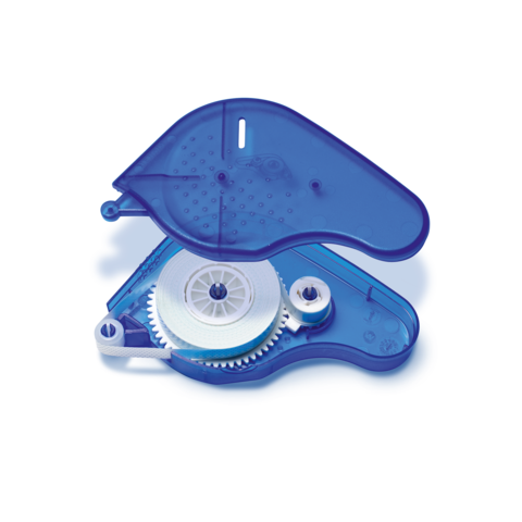 Blauer Korrekturroller mit sichtbarem Mechanismus und einer Rolle Korrekturband. Ideal zum Korrigieren von Texten auf Papier.