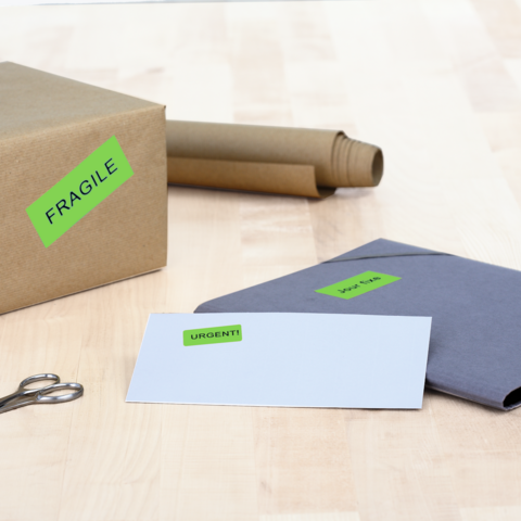 Flaschen mit roten Etiketten, beschriftet mit "Spir. Aether", "Barbital" und "Tinct. Tramon", sowie ein Mörser und einige Glasschalen auf einem Tisch.