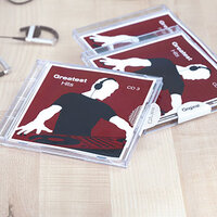 Immagine di applicazione delle etichette di chiusura sulla custodia del CD