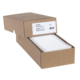 Braune Kartonbox mit beschrifteten Karten, die teilweise herausgezogen sind. Auf der Box befindet sich ein Etikett mit Produktinformationen.