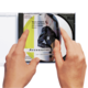 Eine Hand hält eine CD mit dem Titel "World of Fashion", die individuelle Mode und Accessoires präsentiert.