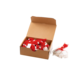 Eine geöffnete Kartonbox mit roten und weißen Fäden sowie Etiketten, die zum Beschriften oder Dekorieren verwendet werden können.