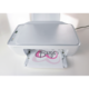 Ein Drucker gibt ein Blatt mit dem Wort "Bingo" in pinker Schrift aus.