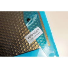 Transparente Hülle mit einem schwarzen, wabenförmigen Muster und einem Etikett, das "Vertraulich" und "Entfernen" zeigt.