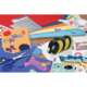 Bunte Bastelmaterialien auf einem Tisch, darunter Papier, Aufkleber, Scheren und ein doppelseitiger Kleberoller.