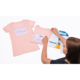 Eine Person gestaltet T-Shirts mit den Aufschriften "Bride" und "TEAM" in einer hellen Umgebung.
