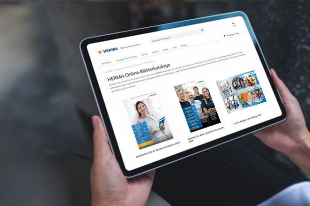 Una persona tiene un tablet su cui è visualizzato un sito web con diverse immagini e testi.